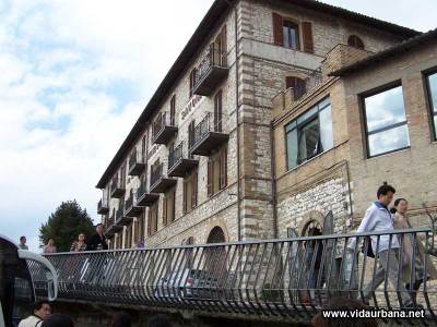 Calle de acceso en Asis.